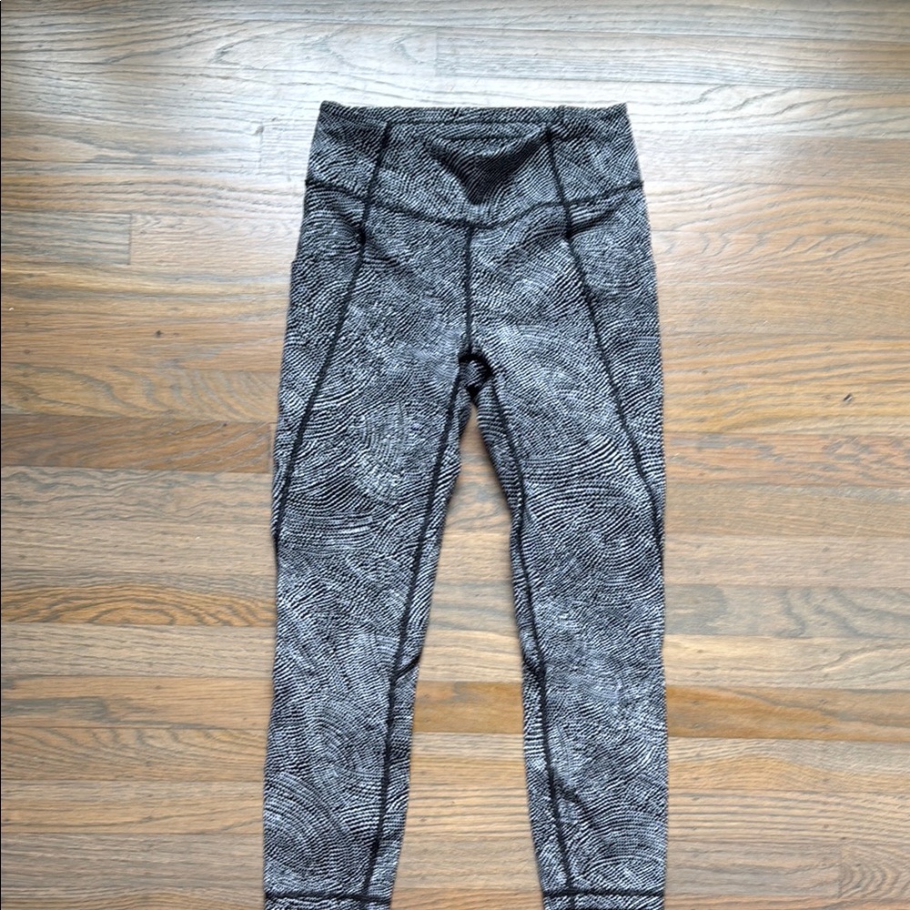 LULULEMON- Time To Sweat Crop 23" Free Spirit Alpine White Black size 6